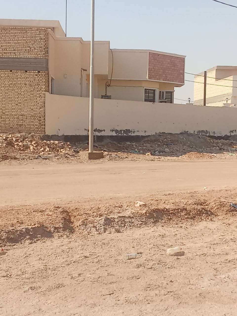 السلام عليكم اخوان عندي 3قطع مساحت الوحده 200 وعندي قطعتين مساحت الوحده 100 ونفس الشارع مساحت الشارع 7 متر ماي كهرباء كافه الخدمات موجوده طابو زراعي سند 25 قرار محكمة المكان الجربوعيه الرابعه قرب بيوت الشهداء  الشراي يتصل على هاذا الرقم ***********
