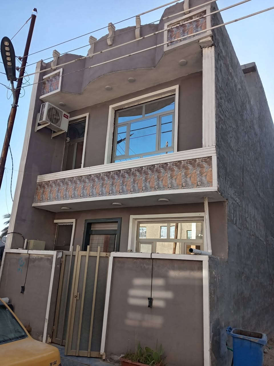 بيت ٦٥ متر واجهه ٥ متر البيت مدخلين الطابق الأول الاستقبال وصاله صغيره ومطبخ وصحيات الطابق الثاني غرفتين نوم وصحيات الطابق الثالث بيتونه وغرفة نوم
عنوان هورجب مجمع البيت المميز
السعر ٨٥ للاستفسار ***********
