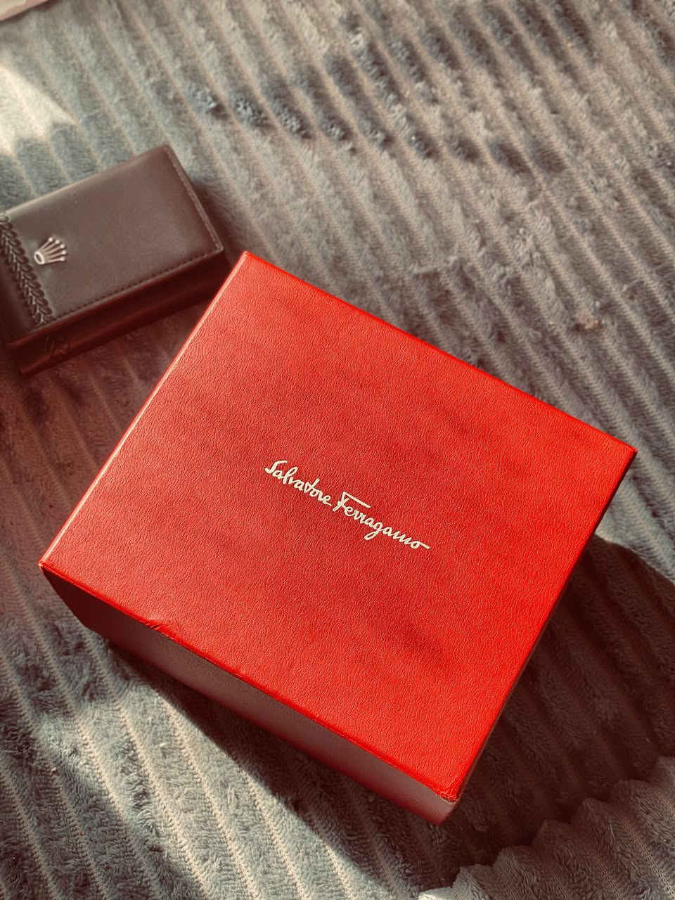 ⌚ ساعة Salvatore Ferragamo أصلية ⌚
فخامة إيطالية بتصميم رياضي أنيق 🔥
كامل مرفقات 
سير جلد اصفر
✨ المميزات:
 • ماركة عالمية Salvatore Ferragamo
 • تصميم عصري ملفت للنظر
 • هيكل قوي ولون أسود أنيق
 • سوار مريح ومناسب للاستخدام اليومي
 • تأتي مع العلبة الأصلية

💼 مناسبة للبس الرسمي والكاجوال
🎁 خيار مثالي للهدايا

📩 للاستفسار أو الطلب راسلنا خاص
🚚 توصيل متوفر


**إذا كنت صاحب هذا الإعلان وتريد حذفه لأي سبب، رجاءا أرسل رسالة إلى الدعم الفني**