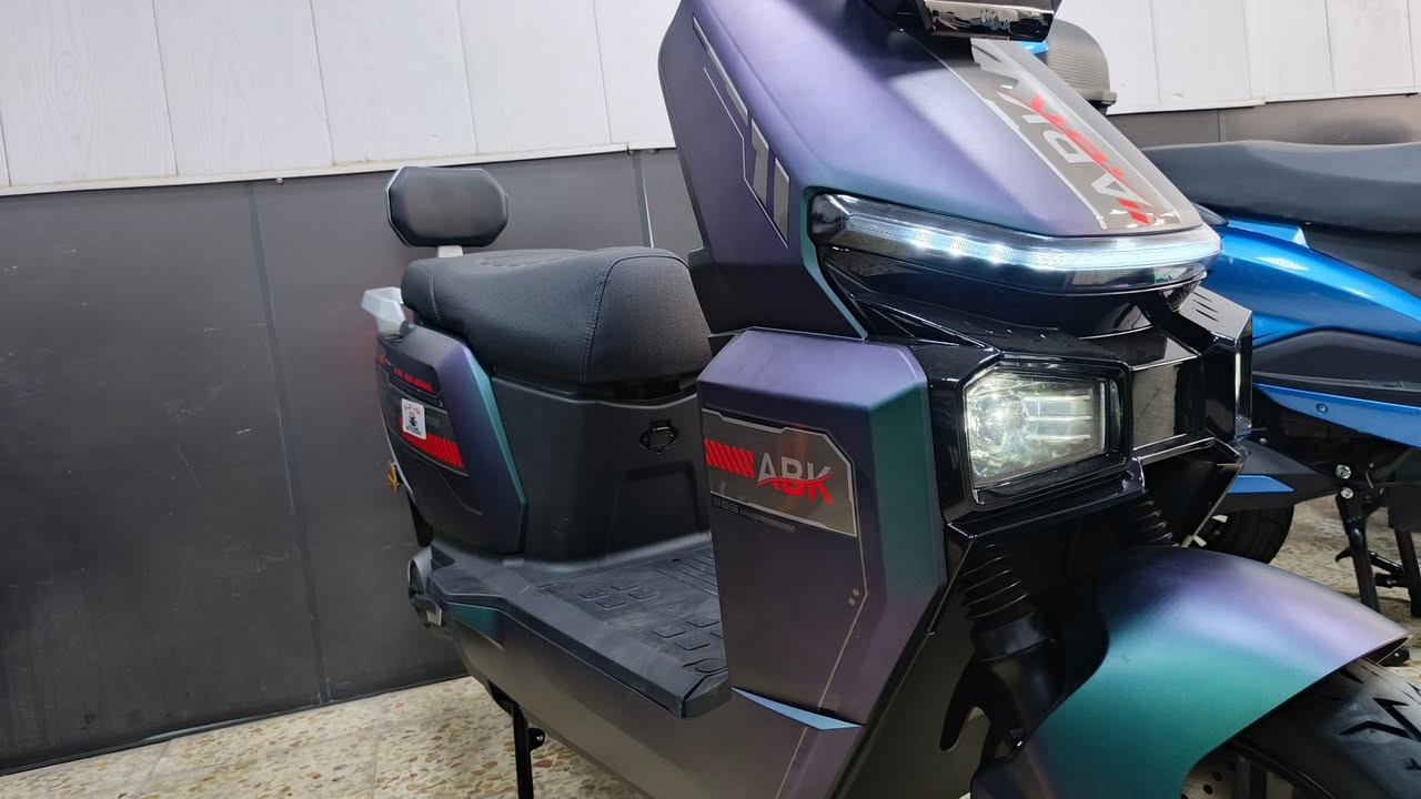 السلام عليكم ورحمه الله وبركاته ❤️❤️ 
الدراحة التي ستصبح رقم 1 بالعراق 
‏ارقى انتاج..🔥🔥 اصلي وليس سوقي 🔥🔥
‏بامكانك العيش مع تجربة حقيقية من ارقى الانواع
‏دراجة شحن الملكة الاصدار الحديث عقل اكبر  بطارية گرافين ٣٢❤️❤️
السرعة 90
الملف2000 واط حقيقي 
اطارات حجم 12 جودة عالية
شاشة اندرويد وجميع العطلات مع مانع انزلاق 
تقطع مسافة ٥٠...٦٠ كيلو حسب الظروف والجو
بلاستك مقاوم للصدمات
تتحمل الاوزان الثقيلة 
مساحة تخزين واسعة. تشغيل كارت وبصمه
السعر تم الخصم بدلا من ١٢٠٠ صار السعر مليون و ١٠٠ سعر ثابت لاختصار الوقت لطفآ ❤️ ❤️ 
ضمان سنة ونصف ملف وبطارية سنة 
يوجد توصيل 
يوجد اقساط  ***********
تقاطع مستشفى الكندي قرب النساجون للمفروشات باتجاه ساحة بيروت 
كشن جلد متين ومريح للجلوس 
دبلات هايدروليكية مرنة جدا للمطبات
