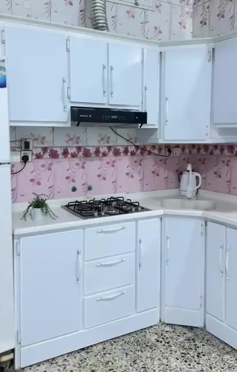 الكاونتر هذا تفصال مبطن قياس 3 ونص ويا الشافط والطباخ كلة 900 وبي مجال  كلش نضيف للتواصل ***********
