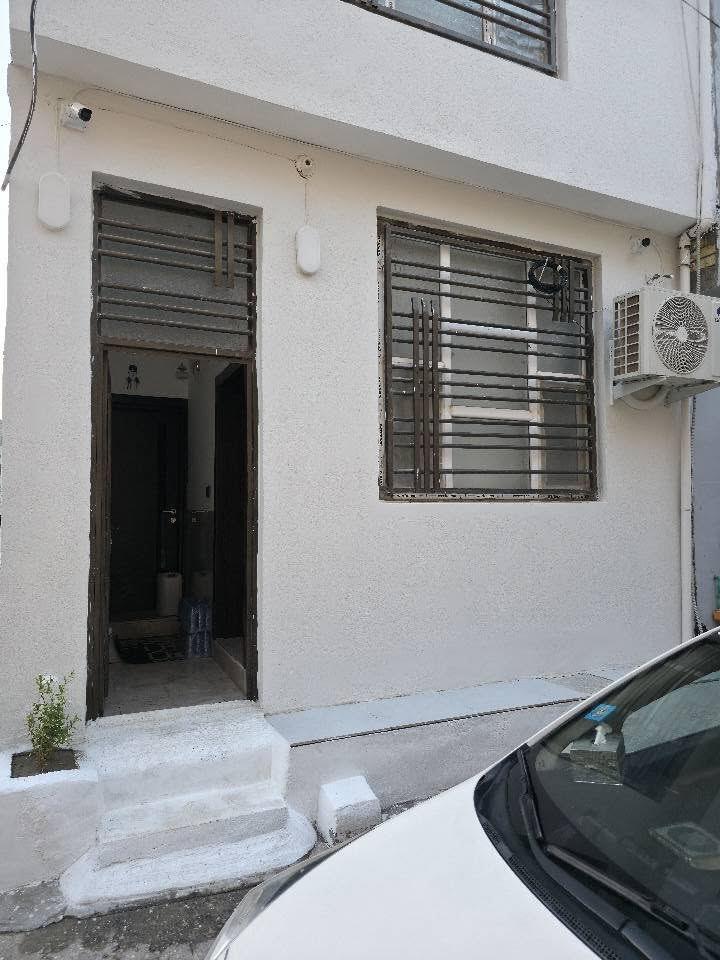 البيت يباع بدون الاثاث،
البيت يتكون من طابقين وبيتونة بناء خاص، وليس بناء سوكي يشهد الله بناء فول درجة أولى من طابوق جمهوري والتأسيسات كاميرات المراقبة وكيبل ضوئي و الماء والكهرباء والمجاري كل درجة أولى والبناء متعوب عليه، والخدمات فووول في المنطقة.
1- الطابق الأرضي: رتفاع السقف 330 سم البيت على مدخلين مدخل على الاستقبال ومدخل على الصالة البيبان تركية الاستقبال مفتوح على الصالة والأرضية مرمر و الجدار بورسلين مع مطبخ الجدار سيراميك للسقف مع حمام ومنور الدرج مر مر مع مراية مع محجر ألمنيوم ،
2- الطابق الثاني: ارتفاع السقف 300 سم مع غرفتين مع حمام وطارمة صغيرة الدرج مر مر مع مرايه مع محجر ألمنيوم طارمة صغيرة،
3- السطح مع ستارة ارتفاعها 2 متر و البيتونة مع ستارة متر مع 2 تانكي مع سخان.
للإستفسار الاتصال على الرقم (***********). كربلاء, العراق
