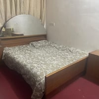 غرفة نوم خشب عراقي قديمه كبيره ب٤٠٠ الف التلفزيون حجم كبير بدون نت ١٠٠...