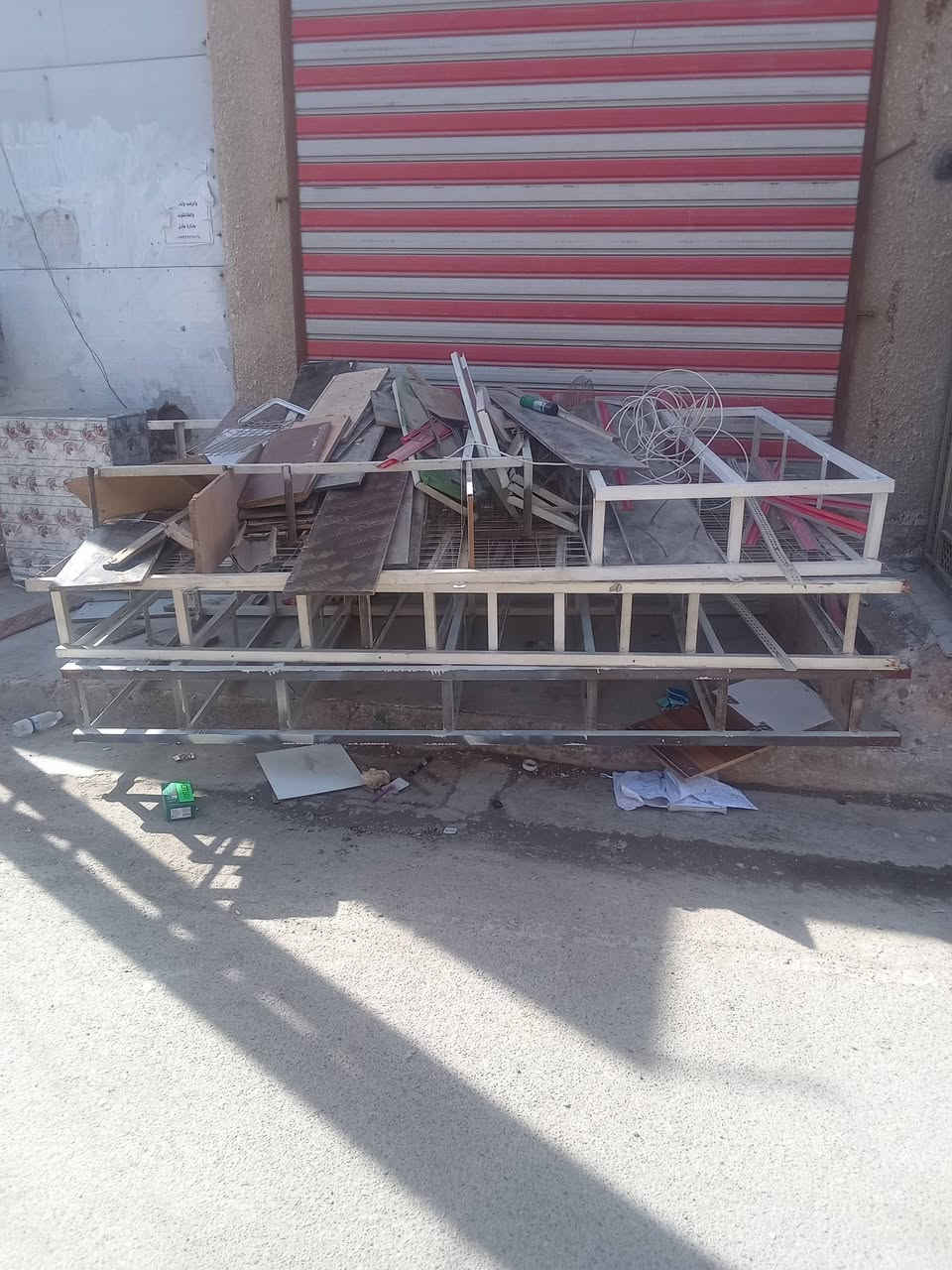 رفوف اسواق حديد للبيع واحد ستة طوابق قياس٥*٣والاخر٥*٤ اربع طوابق مع رفوف متحركة للبيع علما انها مفتوحة تاخذها راسا الرفاق الثانية قرب مجمع السلام السكني اسواق الهدى السعر ٥٠٠ قابل للتفاوض للاتصال صاحب الاغراض  طيف ***********  .
