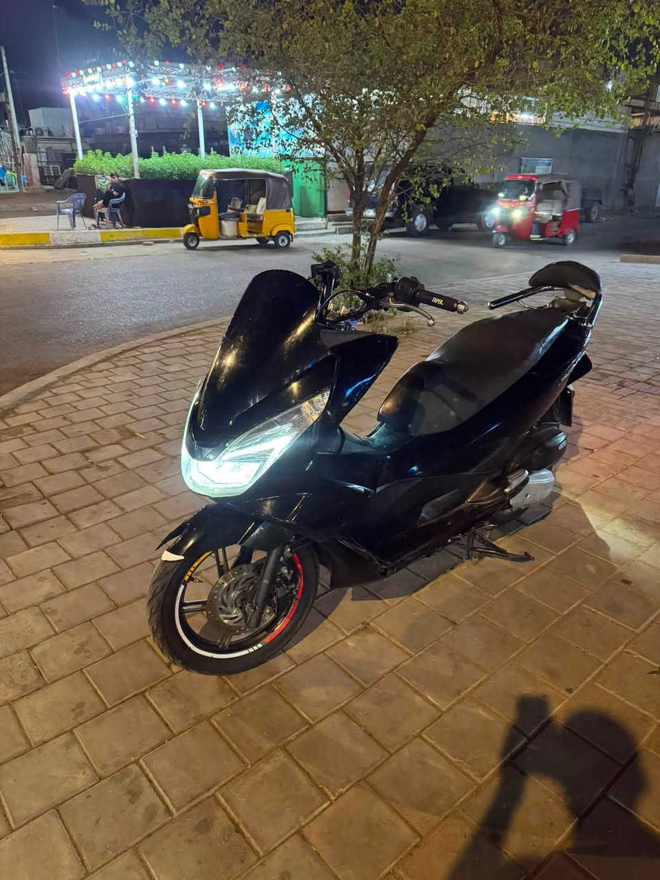 السلام عليكم لبيع Pcx جيل الثاني حجم مكينه 150cc  درجه مكفوله مكينه وكهربائيات وكفر اصلي  فقط بيهه ملاحضيات بسيطه بل كفر وباقي مكفوله عامه شلعه ومعدل يشك تبليط السعر 12ونص وبيهه مجال  المكان بغداد مدينة الصدر  رقمي ***********
