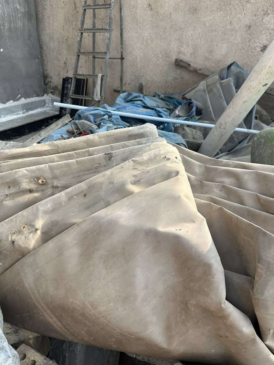 للبيع بس الجادر كامل هوه. والمحجر. وتعلاوته  مفصخ وجاهز.  سعر 10 ورقات                                ‭0771 732 8152‬
