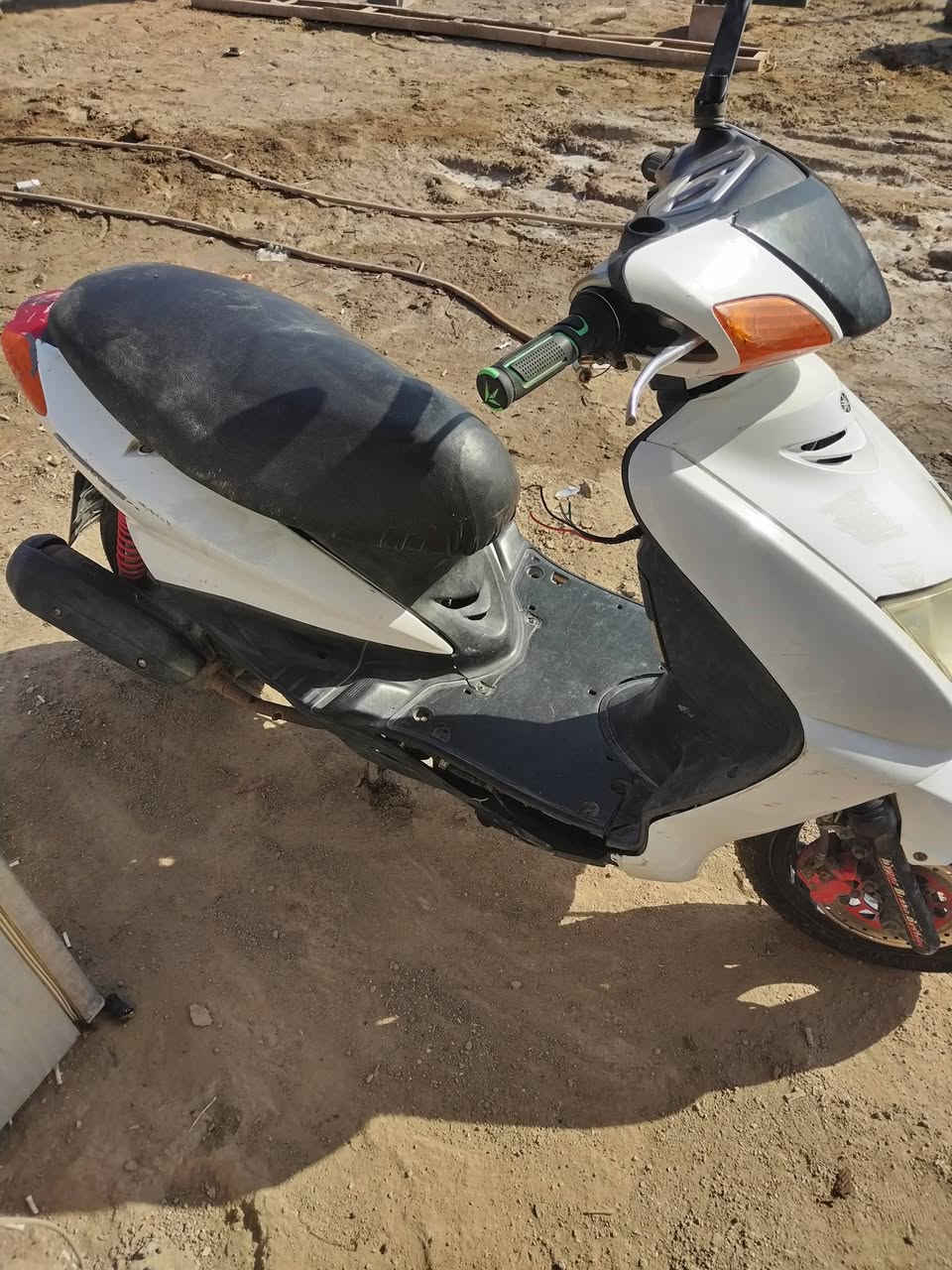 دراجة سكنس ياباني محرك مفتوح مرة وحدة مجفتهة قبل شهر  كفر نضيف مثل لي بصورة بس هسة طافية ماعرف شنو سبب  كهربائيات شغلة كلهة سهرهة نهاي كلش  ١٥٠ لاف   رقم لهاتف ***********
