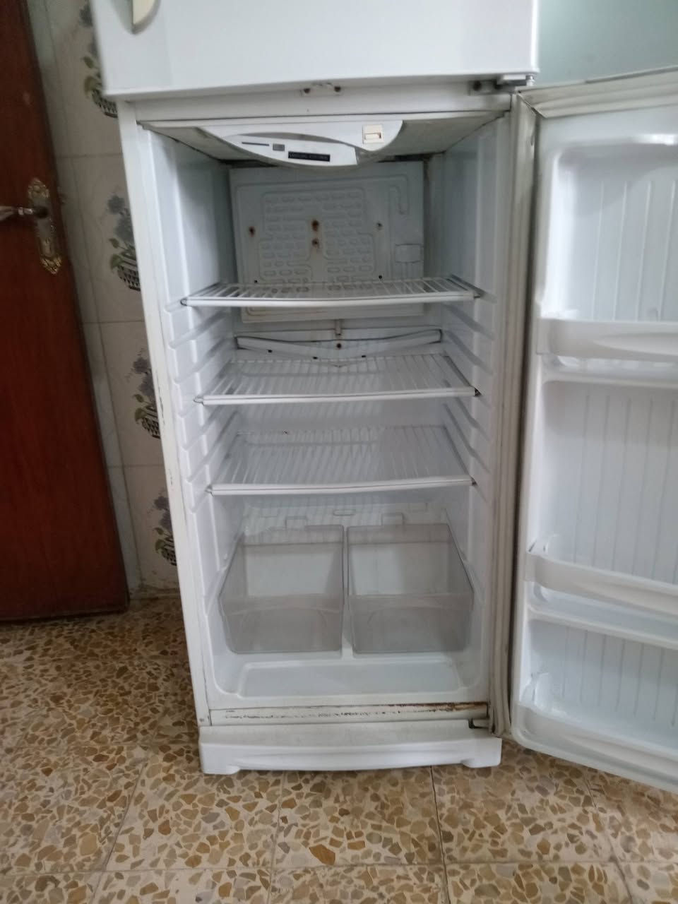 السلام عليكم كشر ثلاجة للبيع حجم ١٨ قدم نوعيه كونكورد لبناني بدون ليك يحتاج فقط مطور كشر نضيف موضح بالصورة السعر ١٢٥ الف دينار المكان بابل  قرب سيطرة الآثار للاستفسار أكثر اتصل على الرقم *********** ابو زيد
