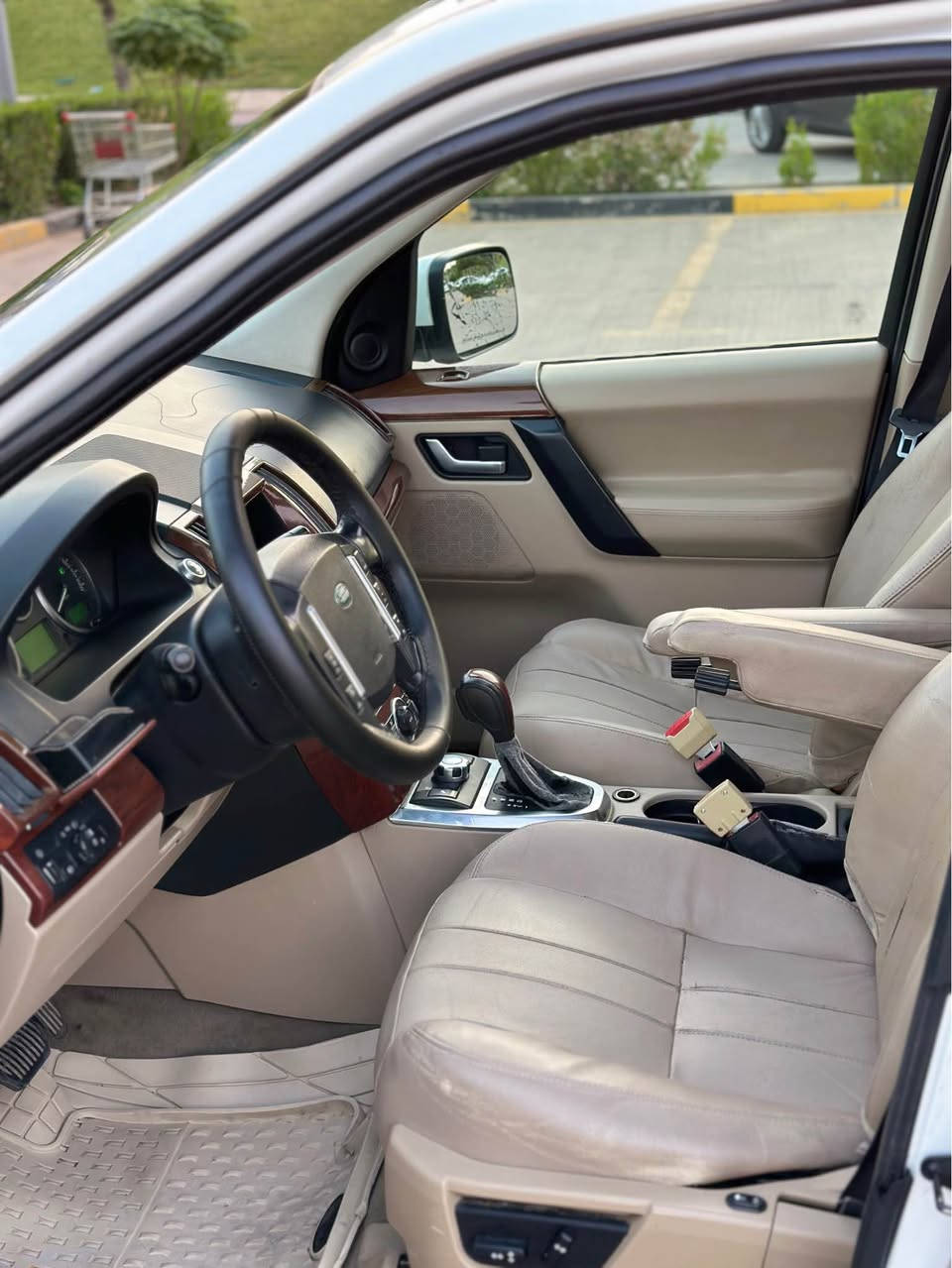 Land Rover   LR2   SE   2011 
سفري شةريكةي سةردارة 
مةكينةي ٦ بستوني  بي توربوية
١٧٠ هةزار كيلومتر روشتوة
گێڕو مەکینەي نةكراوةتةوة
سةنةويو رةقةمي تازةية
٤ تايةي تازةي لة ژيراية
سةيارةكة زور پاكو بي نو قسانية  
بوياخي نية ٢ جيگا تةعديلي ساردي هةية

فول مواسةفاتة

بةسمة 
پانوراما
ناوزةرد
ناو فورميكا
٦ سيدية
حاسةية
ئاوينةي شةفتة
٥ مودي دةبل اكسل
لايت عةدةسةو زينونة
كوشن جلد 
كوشن كاره باي

سةيارةكة لةسليمانية

سعري ٩٢ $ 
📞 ***********

===============================

land rover  LR2  se

سيارة موديل ٢٠١١  خليجية شركة سردار
محرك ٦ سلندر تنفس طبيعي  بدون تيربو
ماشي ١٧٠ الف
گير محرك مامفتوح
سنوي رقم جديد
تخم تاير جديد
سيارة حيل حلوة مابي نقص 
مابي صبغ  بي ٢ مكان تعديل بارد

فول مواصفات

بصمة
پانورما
داخل اسفر
داخل ساج
سيدي چنجر
حاسة
مرايت شفت
٥ مود فوريل
مازدات عدسة زينون
كشن جلد
كشن كهرباء
تحكمات ستيرن

مكان سيارة سليمانية

سعر ٩٢$ 
📞 *********** السليمانية, العراق
