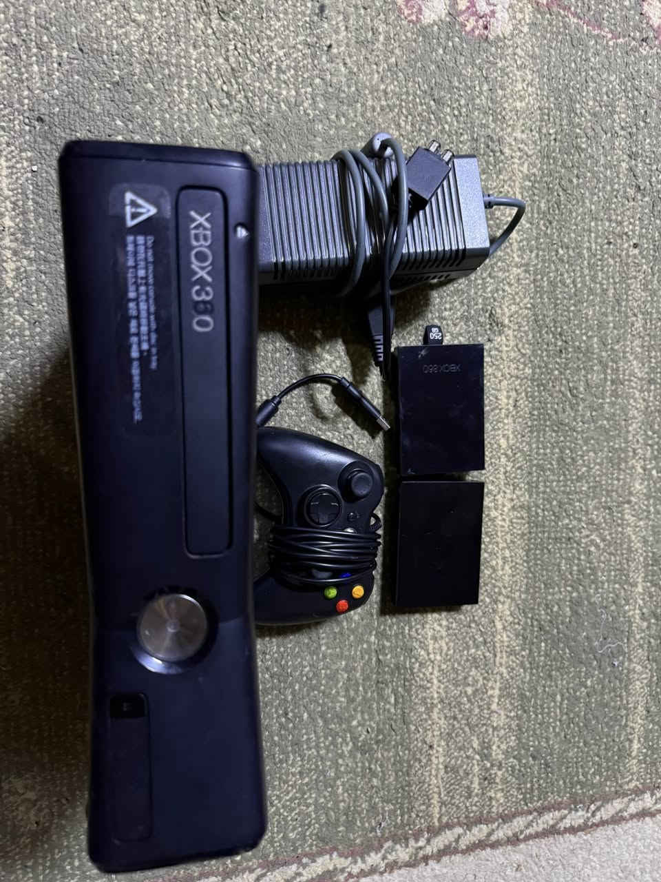 السلام عليكم اكس بوكس 360 للبيع كامل ملحقاته الاصليه جوستك + كل كيبلاته + يجي ويا هاردين العدد 2 كاملات ألعاب للعلم الجهاز أوربي ريجن 2 سعره 100 وبي مجال وتوصيل عندي لجميع محافظات العراق رقمي *********** بي واتساب للاستفسار
