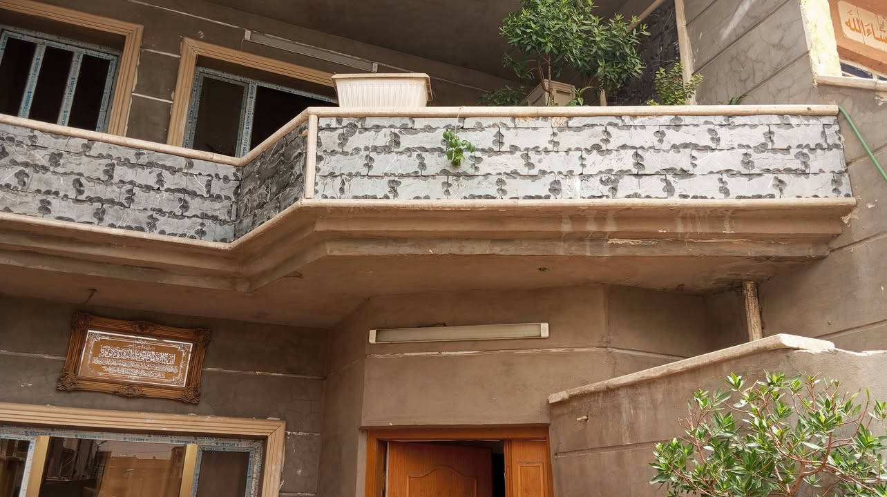 دار 105 متر مربع ثلاث طوابق البلديات/العلماء سادس فرع بعد حوانيت الجيش وثالث فرع قبل المصرف يحتوي على كراج وصاله وحمام ومرافق ضيوف وغرفة عاءله ومطبخ مع الكاونترات وحمام ومرافق صحيه +خمس غرف نوم وحمام في الطابقين الاول والثاني حالة الدار جيده لا تحتاج لاي صرف وصيانه أرضية الطابق الارضي مرمر والطوابق العليا سيراميك الابواب والشبابيك  صاج والمنيوم وpvc الحمامات والمطبخ سيراميك السعر 325 مليون قابل للتفاوض بعد المعاينة 
***********/واتساب
