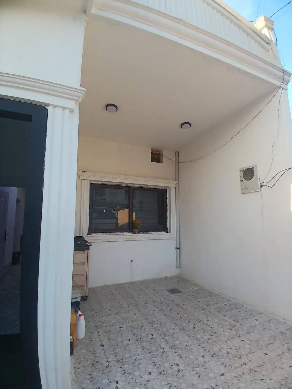 دار للبيع ١٦٠ متر (رقم)عنوان حريه خلف جامع سيد مرسلين البيت يتكون من كراج سياره استقبال و مطبخ و هول و غرفتين نوم وصحيات و درج داخلي +بيتونه مواصفات البيت   مغربي + دكت مركزي هاتف *********** / ***********
