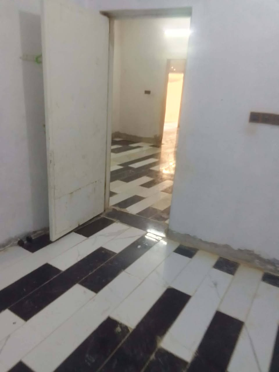 سلام عليكم بيت🏠 مسلح رقم وتاريخ 📋 للبيع مساحه 200متر مثل متشوف بلصور 2 اغرف . هول ومطبخ.وحمام مع مرر  كراج سياره باب طلاكتين مع محل علوه 12متر. جاهز مجهز  لايوجد اي غلط ..البيت  جاهز كهرباء تأسيس مياه. خير من الله  ...الشارع 25متر  مقرنص....  البيت شارع البزل القديم قرب الملعب الرميثه للأستفسار صاحب البيت📞 ‏‪***********‬
