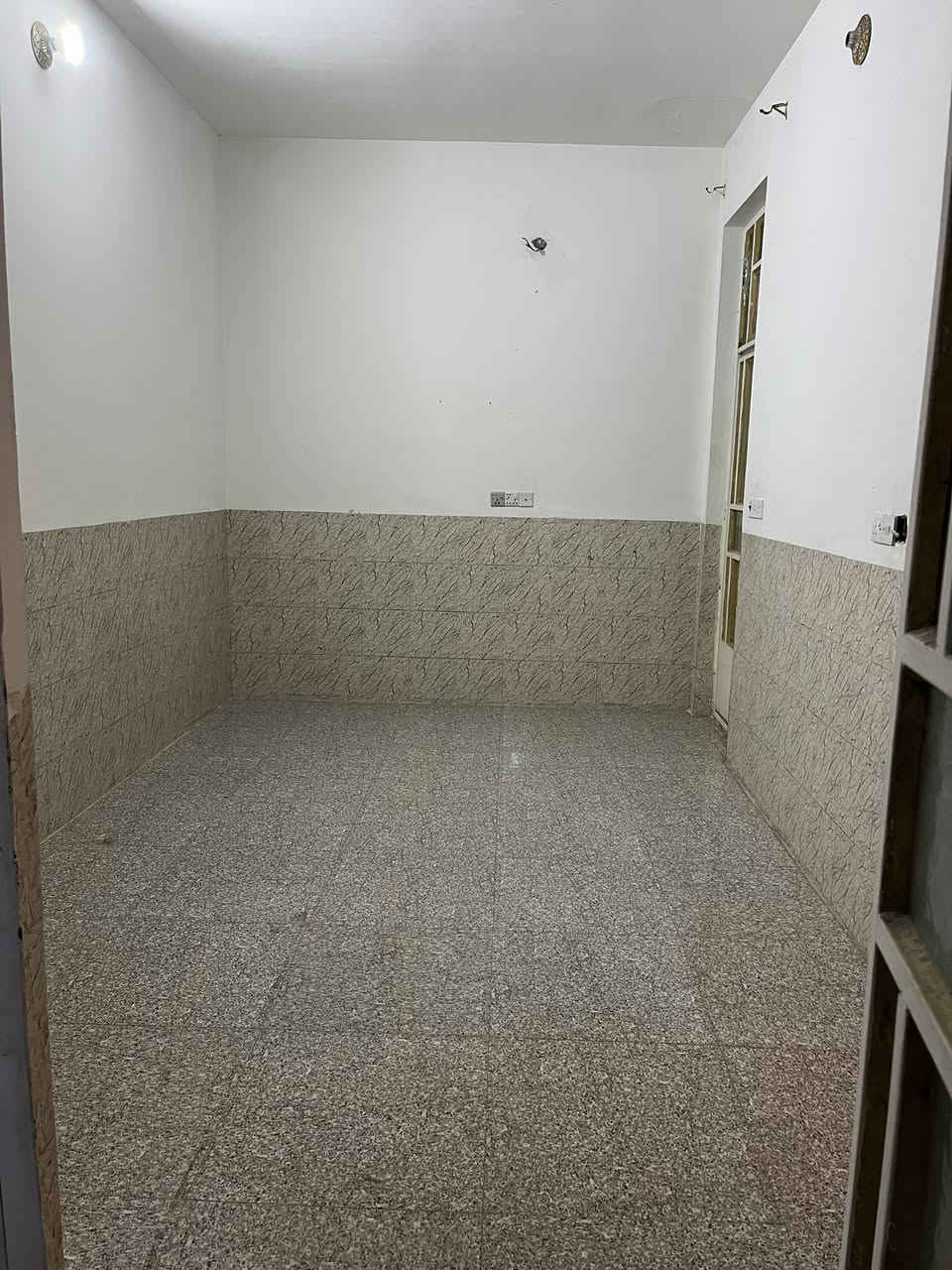 متاح للإيجار
شقة للإيجار نظيف جدا 
غرفة وصالة وخدمات  مدخل معزول
العنوان حي سومر قرب شارع المدارس
الايجار ٤٠٠ الف  
للاستفسار ***********
