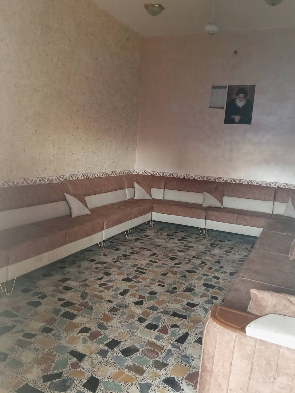 السلام عليكم بيت للبيع مكانه حي السيدة زينب شارع الحوراء مقابل مستشفى الحوراء البيت عله شارعين مساحته 180 بل طابو 150 باقي التفاصيل عله هاذ الرقم اتصل لا تراسلني.***********

