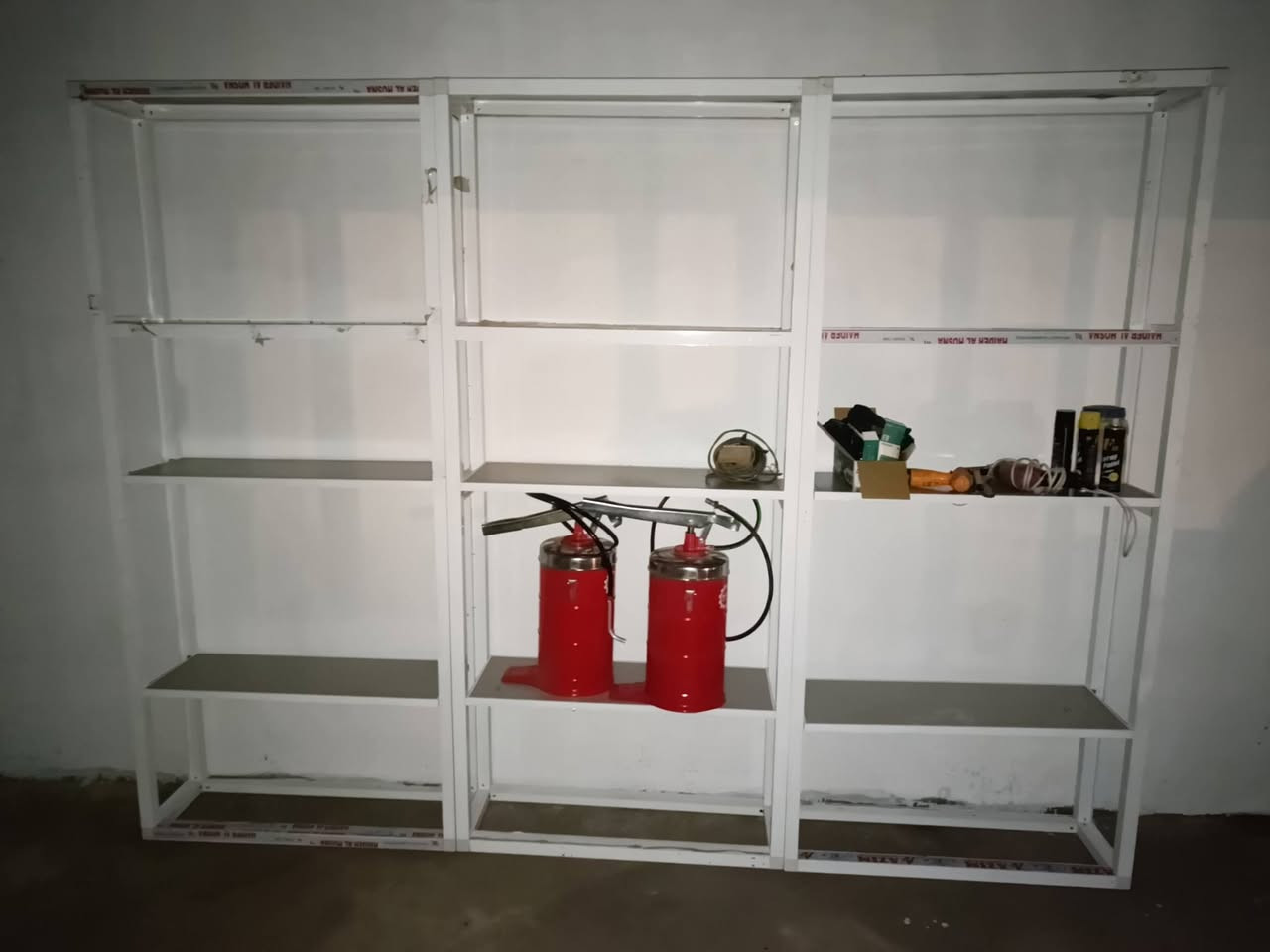 غراض محل للبيع
عدة شركة توتال مستخدمة شي قليل 
رمبات حديد 
حهاز فحص نوزلات وشحن باتريات شغال 
مدكات عدد ثنين 
رفوف المنيوم عدد ٣ 
رفوف خشب خمس رفوف طول ٧ امتار 
ثلاجة صغيرة 
مدگة دهن فل 
مسدس بانزين 
صوندة مال كمبريسر 
محدادة شركة توتال جديدة 
عارضات شركة توتال عدد ثنين
لافتة طول ٥ مترات 
السعر مليون ومية بيهن مجال للمعلومة بس العدة سعرها بالسوك ٥٥٠ 
الشراي يتصل عالرقم *********** 
مكان بعقوبة
