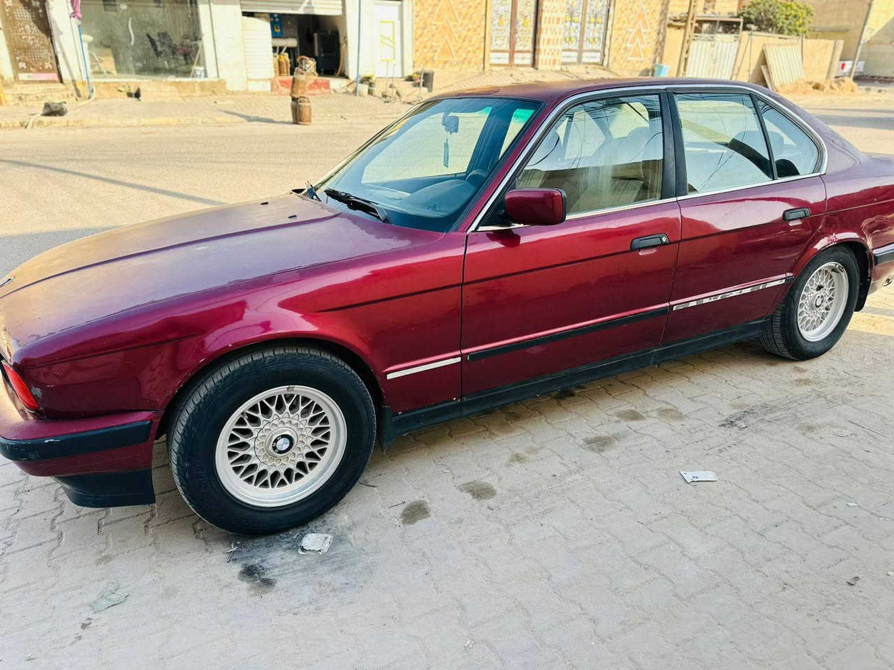 بي ام مديل 93
سياره بلاديه وناعمه
كير مكينه جدد
كير عادي
حداديه خلفي وامامي جديده 
مال متوازي السعر 45 
الاتصال ***********
