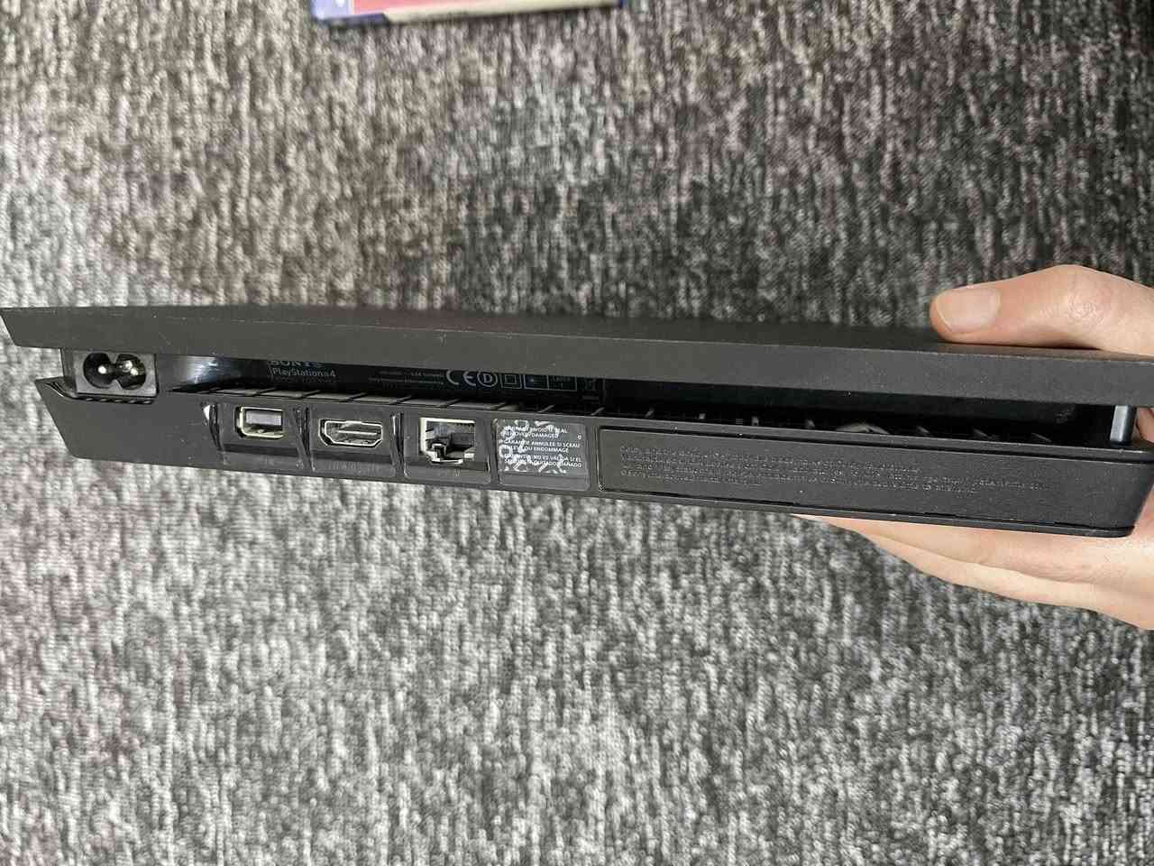 للبيع: PS4 Slim – أونلاين بدون تهكير!
✨ المرفقات ويه الجهاز:
 • يد أصلية + يد تجارية + يد شبيهة  PS5
 • FIFA 2020
             FIFA 2024 (تتطور للبلاي5)
 • GTA 5 أحدث نسخة
 • كل الكابلات
 UPS Taiker 850V جديد

💰 السعر: 420,000 د.ع (وبيه مجال بسيط )
📍 بغداد
📞 [***********]
