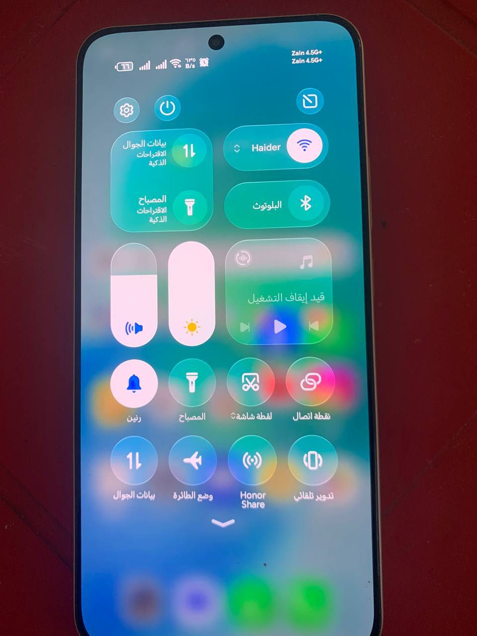 📱 للبيع: Honor X9d (مستعمل بحالة ممتازة) 📱
متوفر عندي هاتف Honor X9d الذهبي المميز للبيع. الجهاز غني عن التعريف بمواصفاته القوية وبطاريته الأسطورية.
✨ أهم مواصفات ومميزات الجهاز:
البطارية (الأقوى في فئته): بطارية ضخمة جداً بسعة 8300 مللي أمبير تدوم معك يومين أو ثلاثة من الاستخدام المتواصل دون الحاجة للشحن!
الكاميرا: كاميرا خلفية بدقة 108 ميجابكسل (Matrix AI Vision Camera) تدعم المثبت البصري OIS للقطات وتصوير فائق الوضوح.
الشاشة: شاشة AMOLED انسيابية ومنحنية، تدعم ألواناً رائعة ومقاومة عالية جداً للصدمات والكسر.
الأداء والذاكرة: مساحة تخزين 256 جيجابايت مع رام 12 جيجا (قابلة للزيادة كرامات افتراضية)، سريع جداً بالألعاب والتصفح اليومي.
⚙️ حالة الجهاز الملحقات:
النظافة: الجهاز نظيف جداً وأخو الجديد [ نظيف 100%].
الملحقات: متوفر مع [العلبة  / الشاحن السريع الأصلي / بدون ملحقات - فقط الشاحن موجود عندي]. استعمال شهر واحد السعر 450الف و قابل للتفاوض للمهتم ***********
