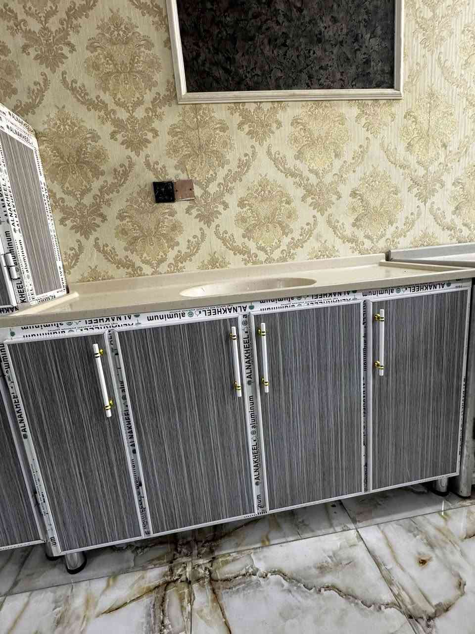 كاونتر مترين جديد تفصال سعر مناسب عنوان نهاوند شارع عشرين مقابل صيدلية هبة استفسار خاص او واتساب ***********
