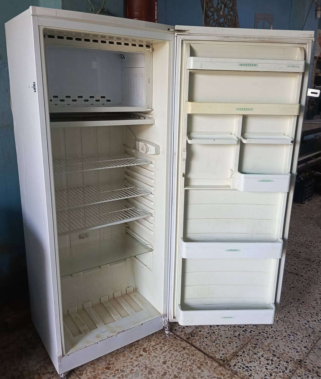 للبيع ثلاجات مستخدم حجم وسط  شغاله و نضيفه للاستفسار *********** هيت حي المعلمين

