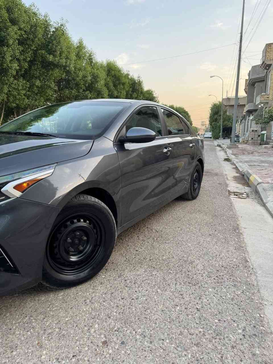 سلام عليكم
Kia Forte 2024 
كيا فورتي موديل 2024 
السيارة وارد امريكي الحادث جاملغ الايسر بارد والايمن مبدل ومصبوغ وبنيد مصبوغ ومبدل فقط
بدون شواصي ولا لغود ولا تكمة ولادواخل 
السيارة فئة الاستاندر مواصفات بلادية LX
الممشى ٦٨ الف مايل ، السيارة استخدام شخصي دهن اصلي ، وبانزين كلة محسن 
السيارة نظيفة من كلشي و احلى من صور 
المواصفات : 
1. تحكم مري
2. اوضاع قيادة ( سبورت ، ذكي ، اعتيادي )
3. مثبت سرعة
4. تحكمات ستيرن 
5. قيادة ذاتية
6. شحن لاسلكي
7. رادار تصادم امامي 
صور الحادث موجودة داخل الصور 
السعر 155 وبيها مجال للشراي  
للاستفسار اتصال او واتساب او ماسنجر 
***********
***********
