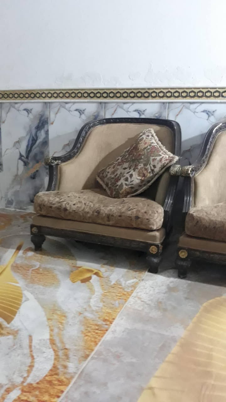 بلااااااااااااااش 
بوفيه صاج داخل وخارج تسكام ثقيل متر وربع ب 125 ألف + طخم قنفات يحمل 7 نفرات خشب ثقيل مع كوشات ب 75 ألف *********** العمارة حي العسكري نهاية سايدين حي الفنانين
