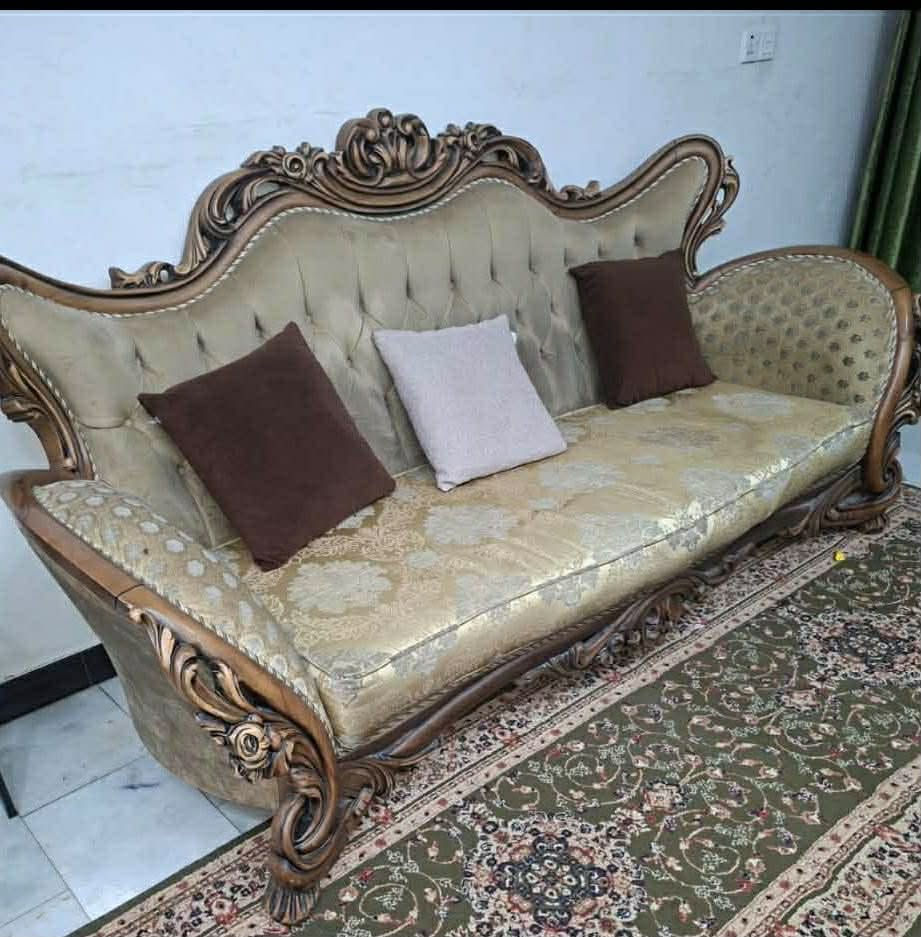 السلام عليكم تخم قنفات تركي خشب زان ثقيل وتكمة راقي جدا ١٠ مقاعد  مع طبله كبيره السعر مليون وربع 
الاتصال ع رقم ***********
