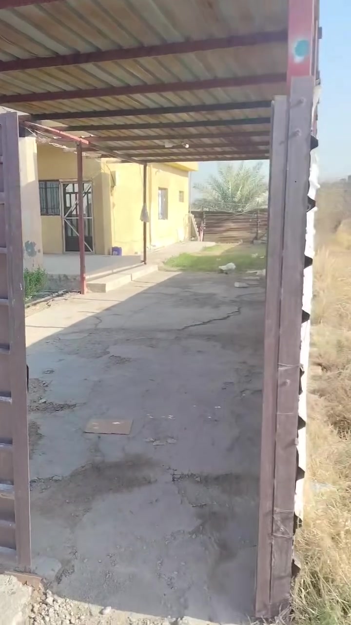بيت للايجار ومسحتة 700 متر البناء 120 متر يحتوي على غرفة نوم وحدة استقبال كبير ومطبخ وهول داخلي وصحيات داخلي وخارجي وحديقة وكراج خدمات كاملة من ماء وكهرباء وتبليط عنوان هورجب الروائي  شارع الجمعية ورة مجع الفتلاوي قريب من السوك والمدارس 
للاستفسار الاتصال على الرقم
***********
