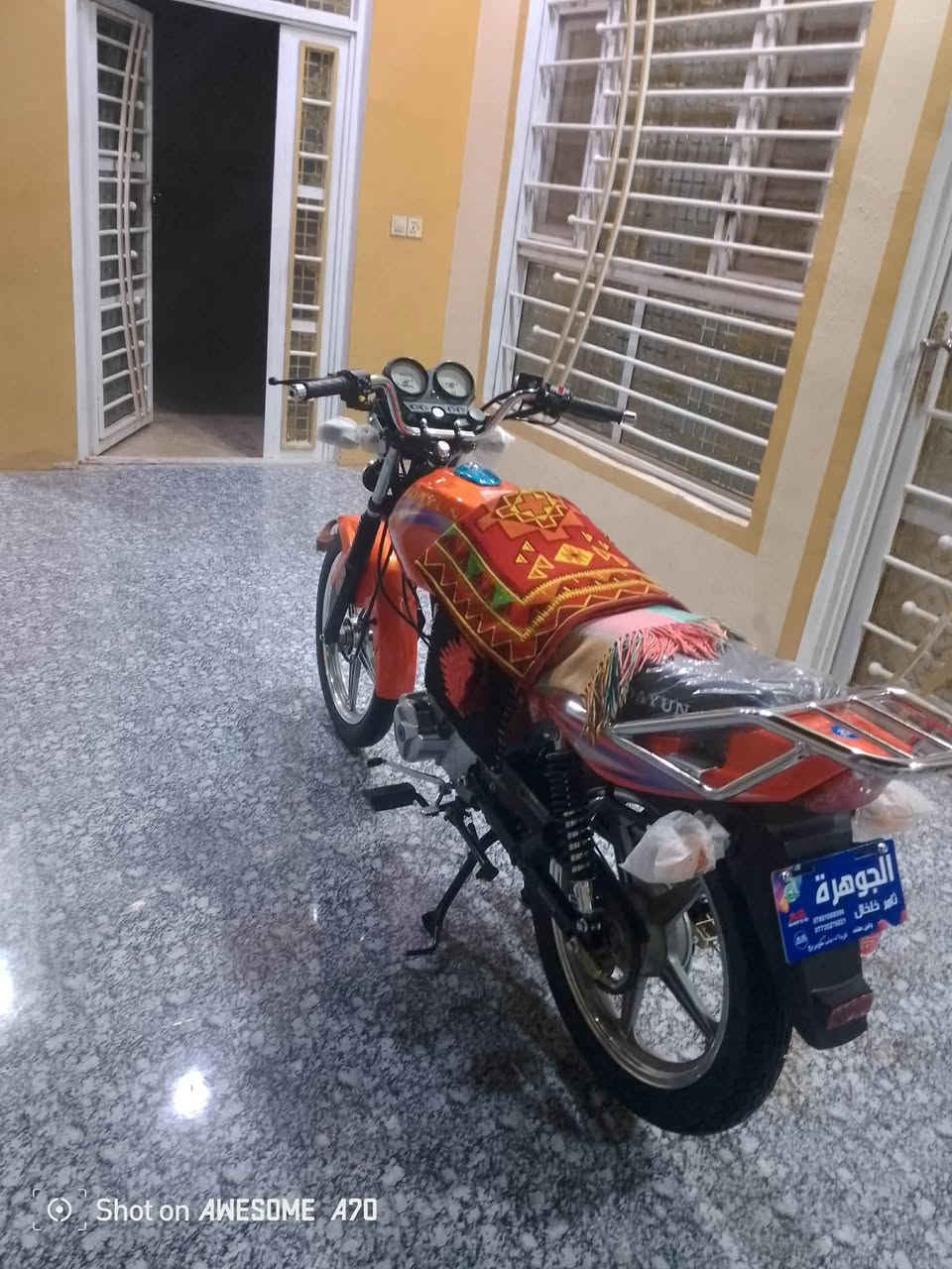 سلام عليكم دايون بعدهي زيرو صارله شهرين من طالعه من الوكيل طالعه من معرض الجوهره دراجه سحك ما ساحكه ماشيه 30 كيلو مكان خان نص حيدريه سعر مليونين او 100 او بيه مجال ***********
