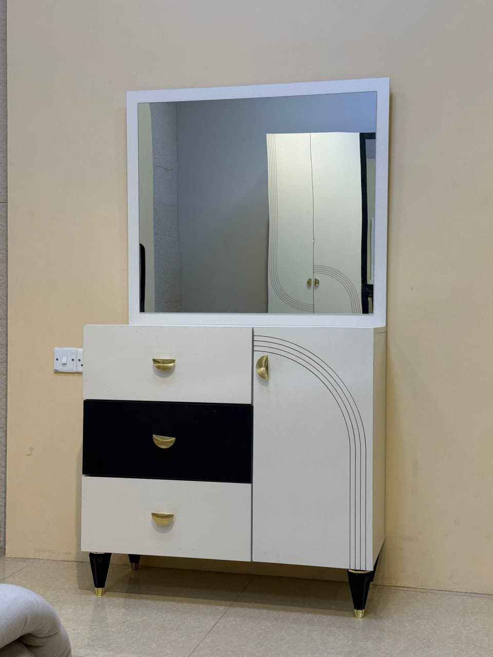 غرفة نوم ناز ابواب 7 قطع معمل اصلي درجة اولى📢

نفس الصورة بالضبط💯
برغي وجوي حديد
سرير جك خزان 
نرمايد هيدروليك 
سكك ثلاث مراحل  
متوفرة بلون كريمي
كنتور 6 باب قياس 225سم✅
ملحق كنتور 2 باب 75سم✅
سرير 180*200✅
كومديات عدد 2✅
ميز تواليت✅
مراة قيافه✅
 
السعر  890 الف 

توصيل بغداد مجانا 
اطراف 20 الف 
محافظات 75 الف بغداد, العراق


**إذا كنت صاحب هذا الإعلان وتريد حذفه لأي سبب، رجاءا أرسل رسالة إلى الدعم الفني**