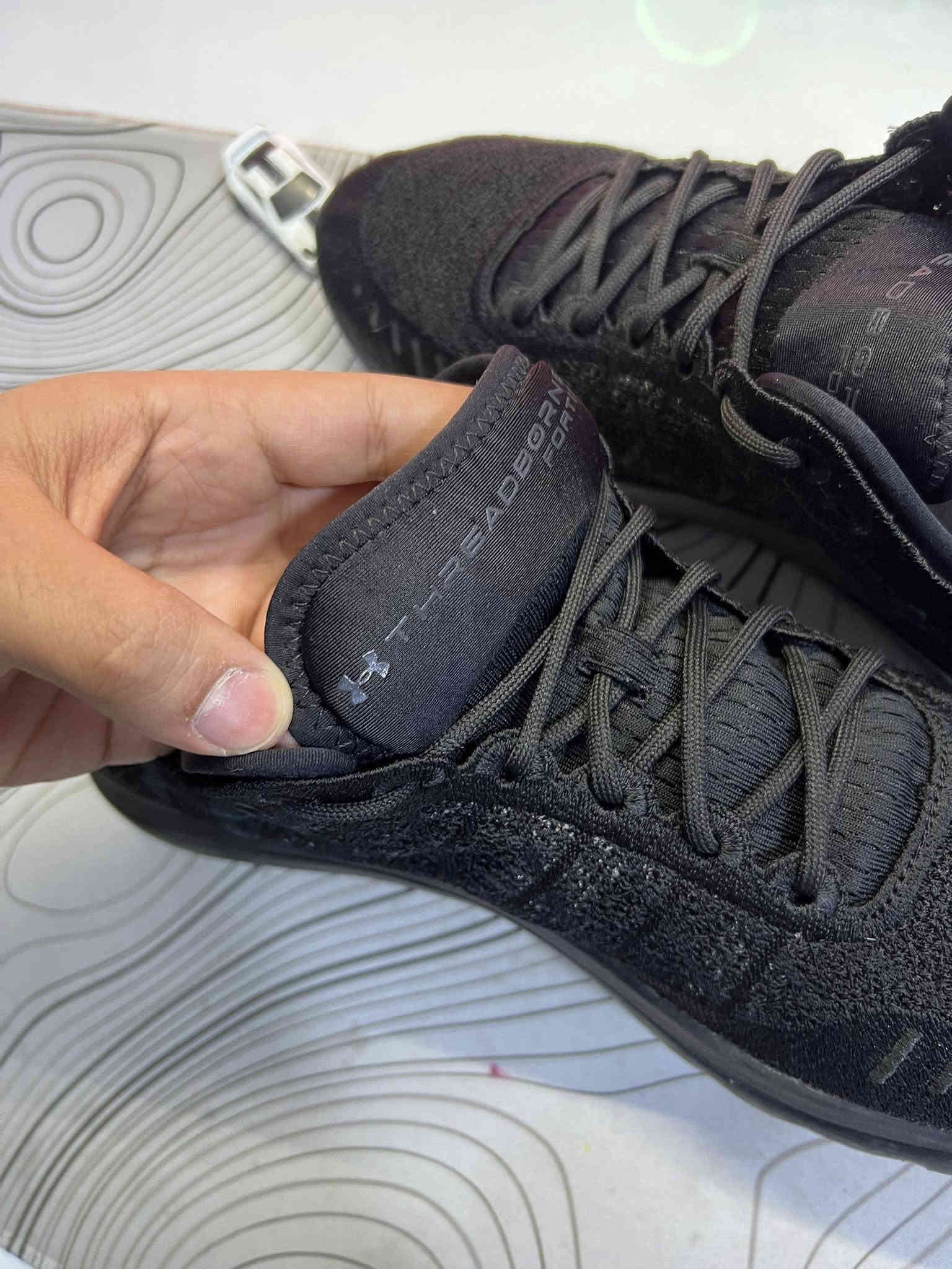 أندر إرمر اصلي  وزن ريشة وكاله صنع ڤيتنامي نضافه 💯 إذا مو اصلي مرجوع وي المندوب وبدون متدفع شي قياس 46 يلبس 45 
سعره 50 ألف قفل مع توصيل يصير 55 رجائاً💕💕
واتساب ***********
