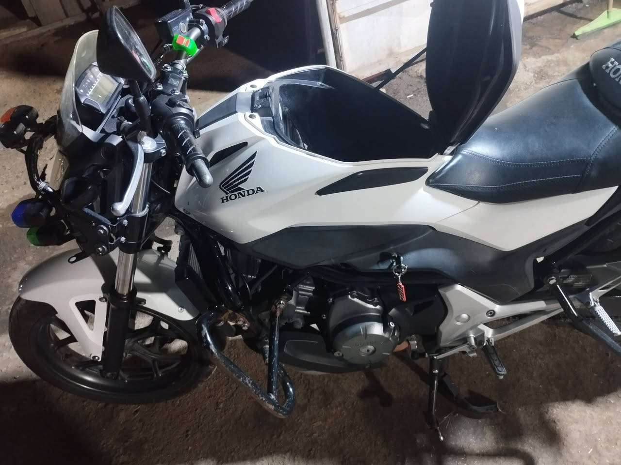 سلام عليكم شباب للبيع هوندا أن سي 700نوزل كفاله عامه بدون رقم بس مكاتبه مكاني بغداد  25وبيها مجال هاذه رقمي ***********
