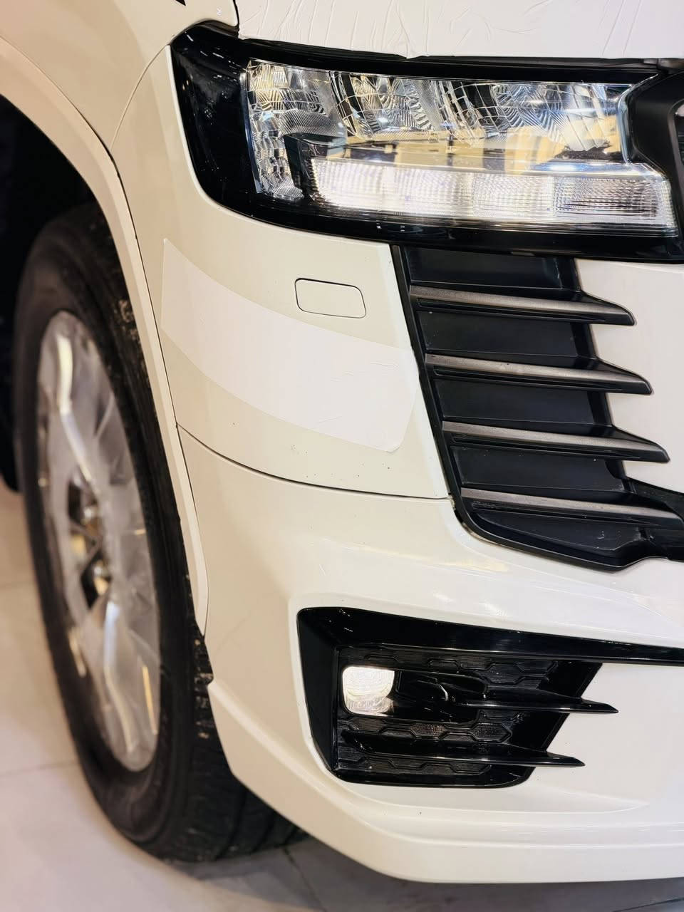 تويتا لاندكروز  GX.R2022 Limetd 
‏‎ضمان شركة SAS
كل غراض بلادي موجود
٥ كاميرا 
ماشييه  الف  65كم 
‏‎المواصفات :
- محرك 6 سلندر 3.5L
‏‎- فتحة سقف ( سلايد ) 
-٣ شاشات 
- شاشات ترفيه خلفية
‏‎- مقاعد جلد 
‏‎- مقاعد كهربائية 
- مقاعد امامية تبريد 
- ⁠تبريد وتدفئة امامي خلفي 
‏‎- بصمة الابواب 
‏‎- صندوق كهربائي
‏‎- مصابيح LED و زينون
-7 راكب 
-شحن واير ليس 
-حساس امامي خلفي 
‏‎- حجم العجلات 20 inch 
محرك كير بشرط مكفولات
رقم اربيل سيارة بأسمي ثاني يوم تحويل 
سعر(590) وبيهة مجال 
مكانك /بغداد زيونة تقاطع ملعب شعب
رقم ***********
