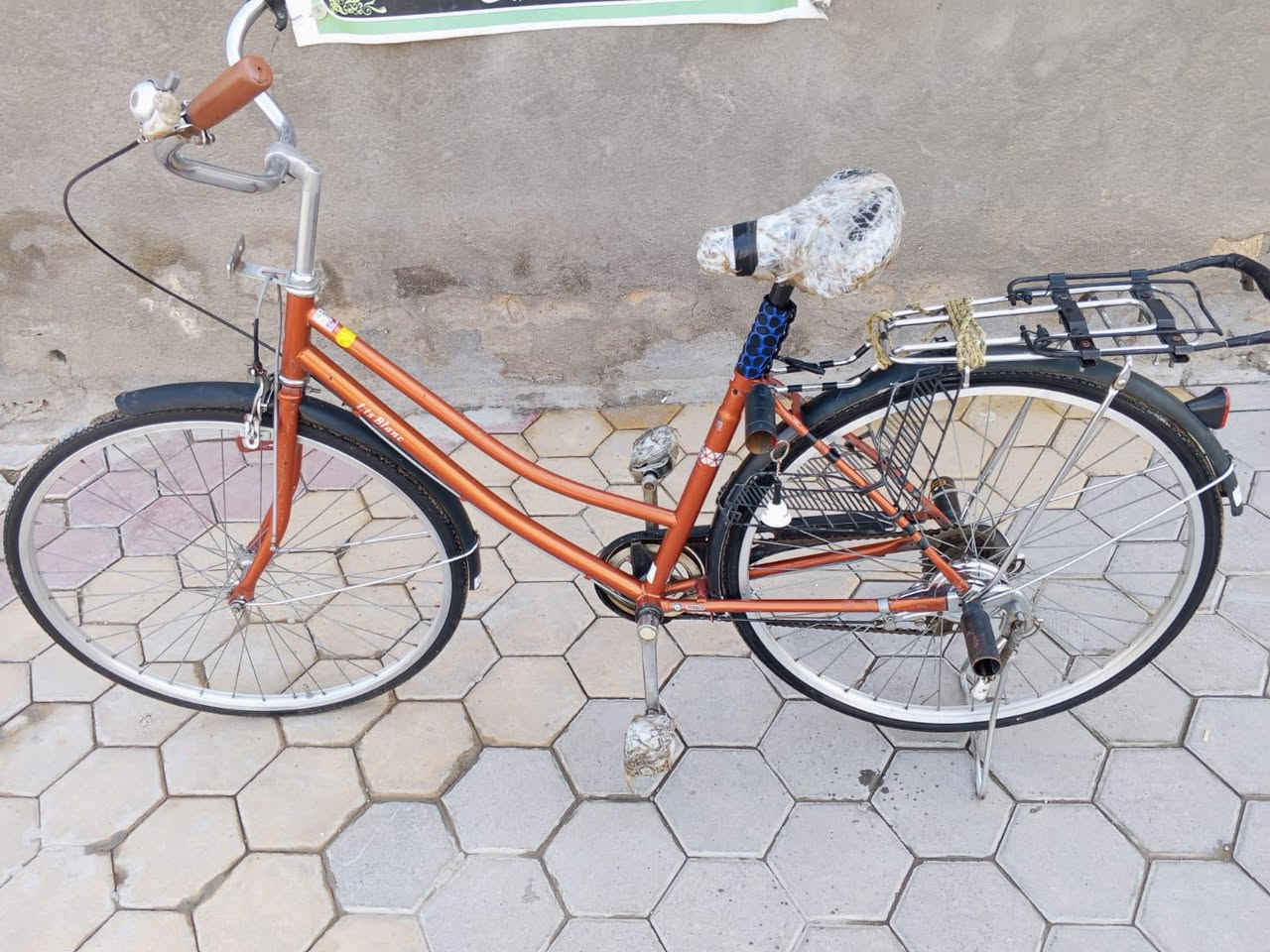 السلام عليكم بيسكل بناتي حجم 27 بدال بيسكل نضيف غراضه كامله سعر 80 وبيه مجال مكاني ناصريه مركز***********
