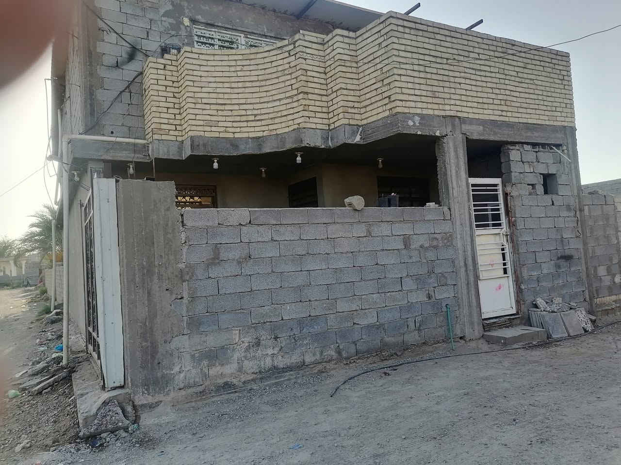 بيت للإيجار طابقين مكانه ابومنيصير منطقت الرظوان قريب البزل يبعد عن الشارع العام ٢٥٠م  خمس غرف نوم سعرالإيجار٣٥٠ قفل ***********   ***********
