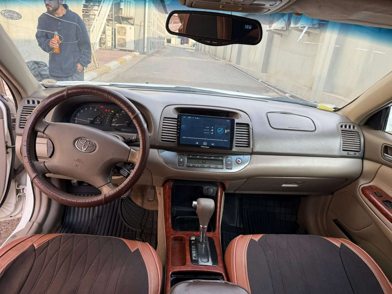 للبيع: تويوتا كامري 2004 وارد أمريكي
🚗 الموديل: 2004
🎨 اللون: أبيض
🌍 الوارد: أمريكي
⚙️ المواصفات:
 • فول مواصفات
 • ABS
 • كشن جلد
 • تحديد سرعة
 • سلايت

🛠️ الحالة:
 • السيارة مو حزام، ابيعها حزام
 • السنوية والهزة جديدة وصالحة لحد سنة 2030
 • السيارة باسمي ما بيها أي مشاكل 

📞 للمزيد من المعلومات يرجى التواصل على الرقم:
0750 462 3465
