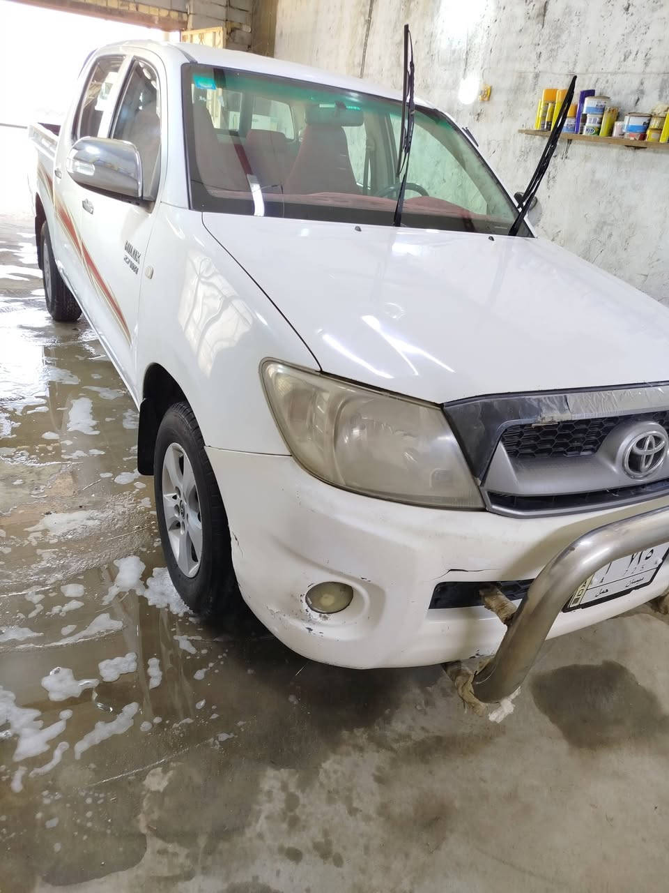 سلام عليكم يوجد بوليش وتلميع كافة انواع السيارات مع حمام للغرفه جلي لايتات تكحيل الخدوش تلميع الجام والدواخل صالون كامل لسياره المكان بصره قضاء القرنه رقم الهاتف ***********واتساب
