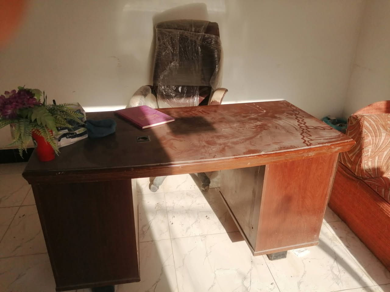 ميز وكرسي مكتب للبيع حلوات ومرتبات الكرسي دوار يرتفع ويتنزل والميز مع مجرات والاقفال ونظيفات كلش السعر 135،، الف مكاني سوق الشيوخ للاستفسار ***********
