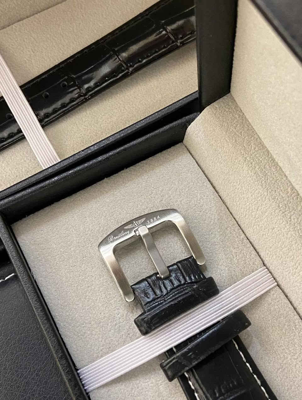 "BREITLING " طيارين
- تعمل بنضام الاوتوماتيك
- مكينه ياباني اصلي
- منفذ للتاريخ اليومي
- جميع السناتر شغالة
- طاقة خزن 40 ساعة
- قطر 44
- سير جلد اصلي مختوم من شركة برتلنك
- القفل الاصلي الخاص يشركة برتلنك
- رنك دوار
- ضد الماء
- مختومة بشكل كامل ( كراون ، كيس باك ، قفل )
- ضمان سنه يشمل طلاء ومكينه


**إذا كنت صاحب هذا الإعلان وتريد حذفه لأي سبب، رجاءا أرسل رسالة إلى الدعم الفني**