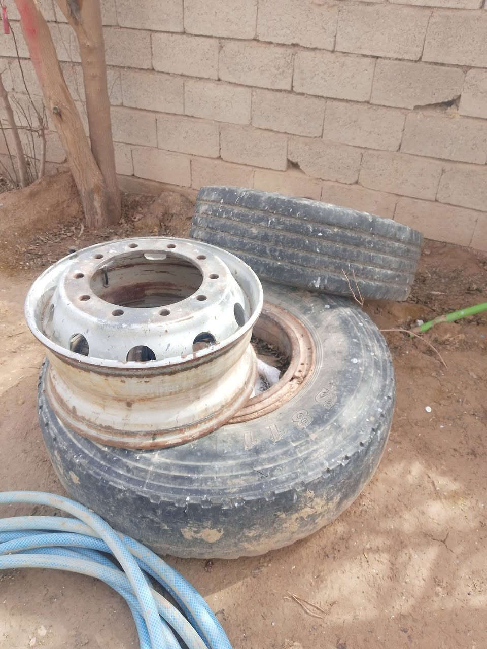 السلام عليكم محجر مال عربانه عنتر عدد 3 ثلاثه محجرات للبيع تاير عشرين هوه وجوب ويل للبيع ويل كلابي نضيف بشرط لتواصل والاستفسار اتصل ع رقم مكان قريب قرتبه الرقم/***********
