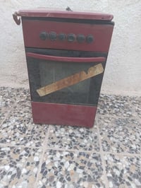 بلازمه حجم ٤٥ بدون نت ب ٧٥ وبيها مجال طباخ اربع عيون وفرن نضيف بس بيه ...