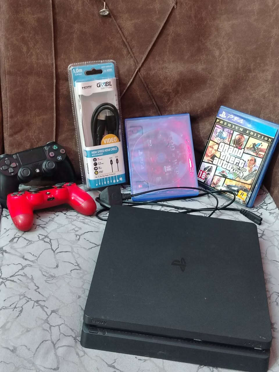 بلي فور 4 للبيع الجهاز كلش نضيف يجي ويا لعبتين گود اوف فور وا GTAV او يجي ويا يدتين وا كيبل HD جديد وال كارتونةوال شاحنة مال يدات السعر 300او بي مجال التواصل على الرقم ***********
