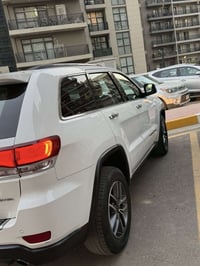 كراند شيروكي  جيب موديل 2021   سياره سلايد  كشن  جلد موصفات حلوه  سيار...