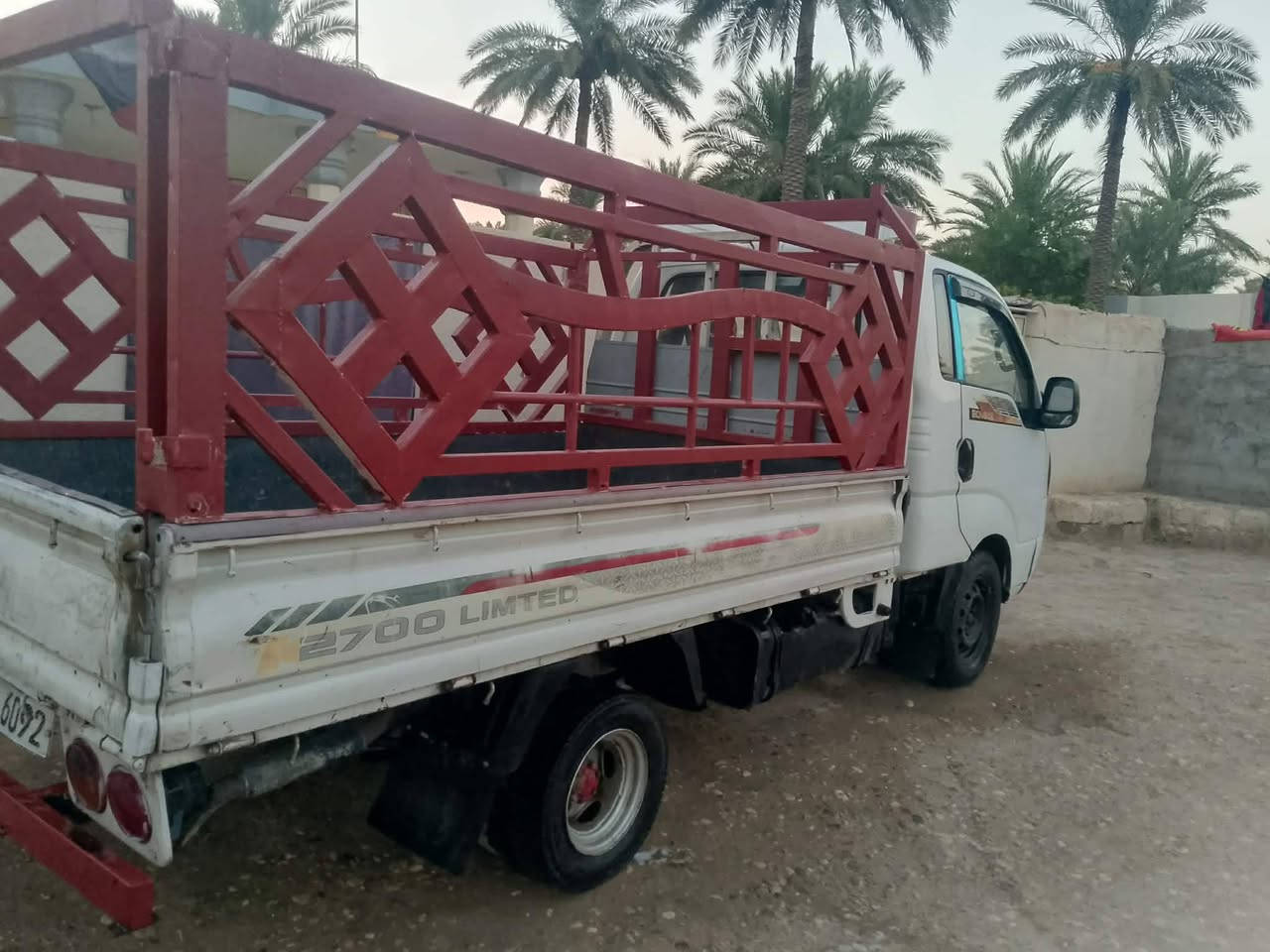 السلام وعليكم  كية بنكو  موديل 2004
محرك 2700 كير ومحرك واكسل حاوية حدادية وتخم تاير جديد  رقم نجف  السعر /76/ المكان واسط العزيزية  
(***********)
