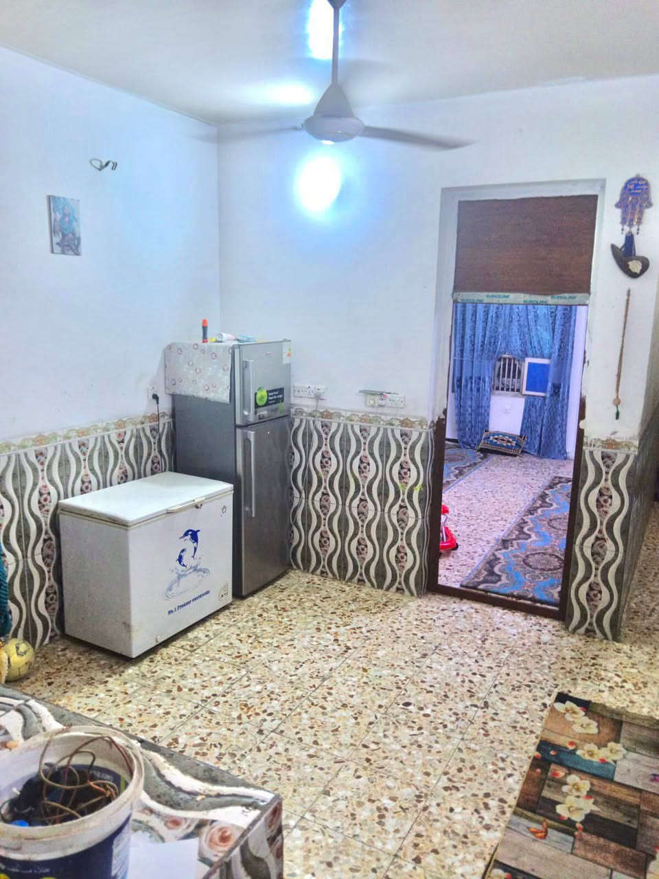 السلام عليكم بيت للبيع 100متر بناء حديث يحتوي على دارين مفصولات دار طابق اول ودار طابق ثاني وسطح  الطابق الاول 1( كراج وخدمات +اسقبال مفصول+ صاله ومطبخ +حمام+غرفه)
الطابق الثاني2(بلكونه+استقبال+صالة ومطبخ+حمام+تواليت+غرفه)في الاورفلي ثاني استداره جهة العماره البرتقاليه فرع ازياء صادق الحسيناوي واجة 4 نزال 25 البيت طابو صرف  للأستفسار ***********
