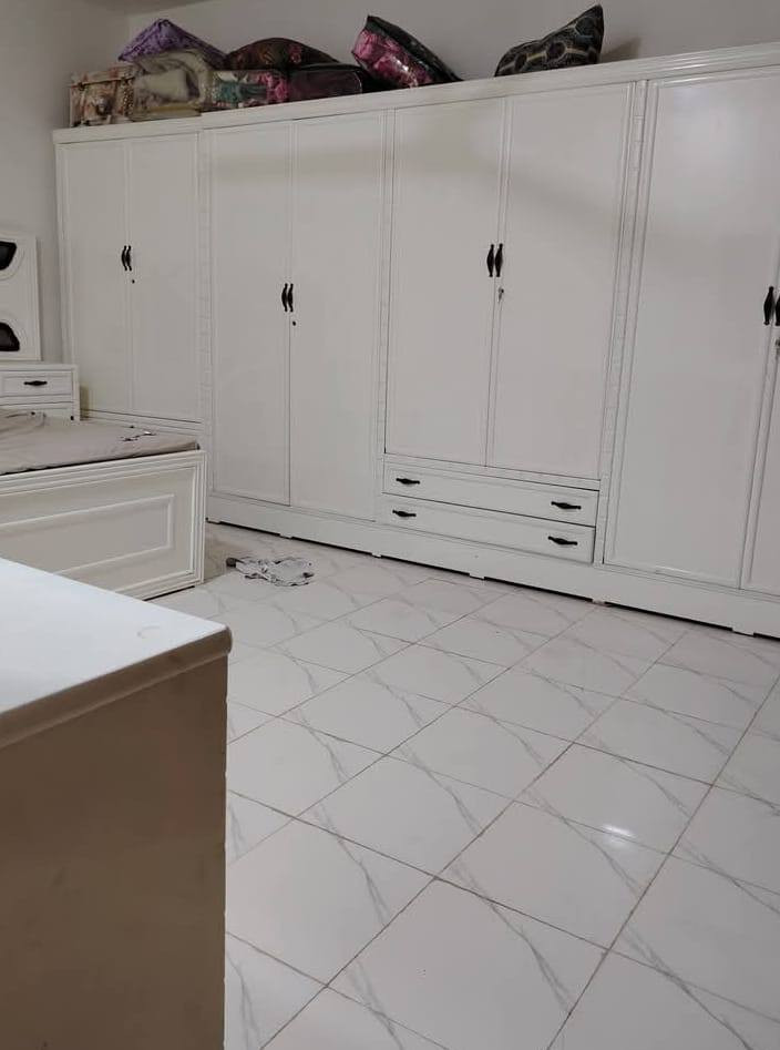 بيت  للبيع  في الدبله ناحية الابراهميه) محافضه بابل
مسحاة البيت الكليه 850 متر   مع قطعت ارض كما موضحه في التصوير  
يبعد عن الشارع العام 50متر 
يوجد فيه 4 غرف نوم 
2في الطابق الارضي 2في الطابق الثاني  
مجمع صحيات خارج البيت  
ومجمع صحيات داخل البيت  
يوجد مخزن كما موضحح في الصور 
 المطبخ 5في4.  الهول 8في 4 صالة طعام 4في 5 
المضيف 8في 4   
الغرفه الولى 5في 4 الغرفه الثانيه 4×4  الهول الطباق الثاني 8×4
الغرفه الثالثه 4×4
والرابعه 5×4
ترك   حوالي البيت

للاستفسار  ***********

          0787070570
 الموقع  الحله  الدبله ناحية الابراهميه   مقابيل حسينية شيخ سالم ماقبل طريق يا. حسين
