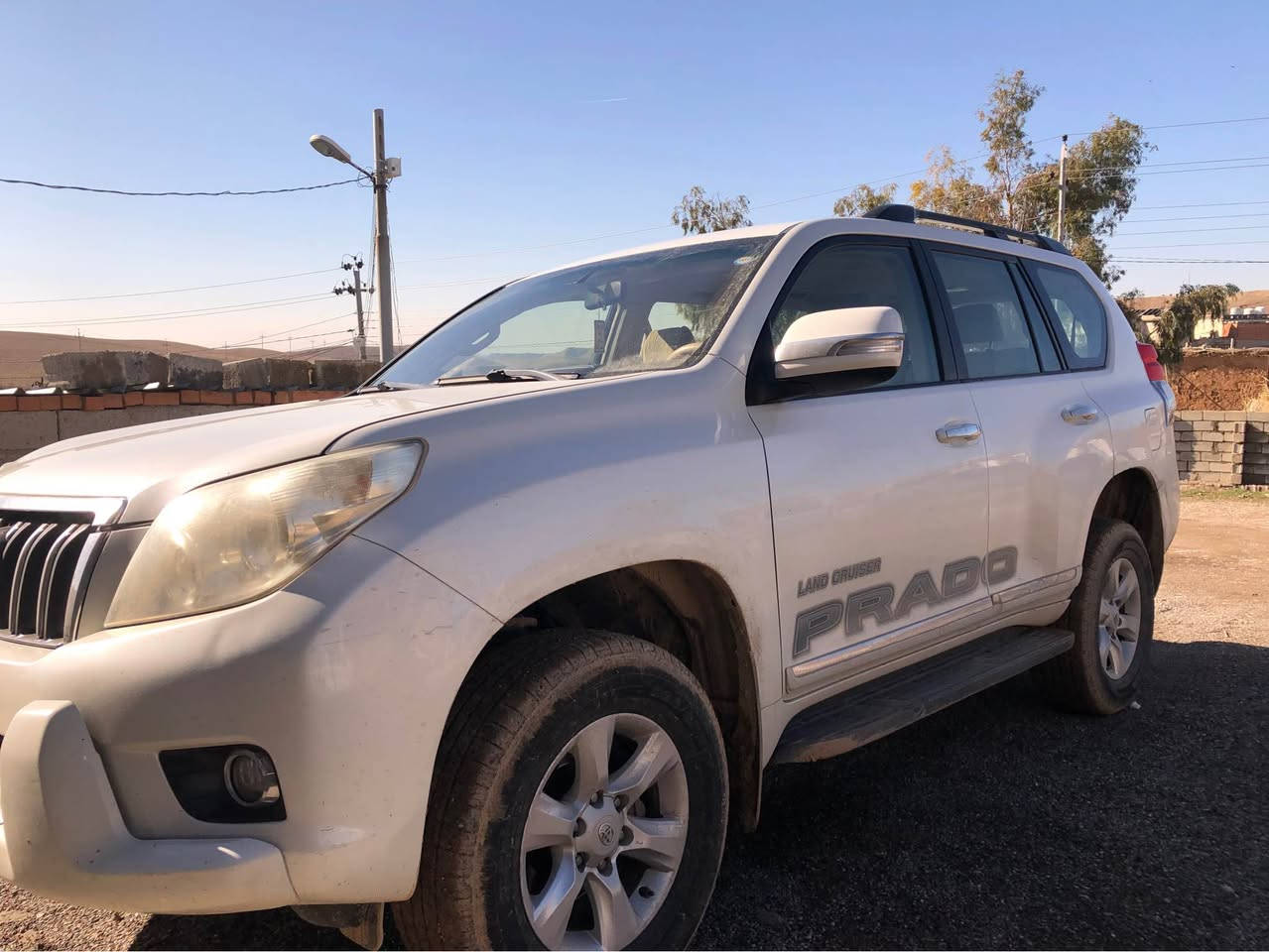 *********** 
Prado. لەسەر دەقی شەربکەی مایتەوە. سەیارەکە نمونەیە لە جوانی تەقە و ڕەقە بە شەرت. 

5 جێگا. سادی هەیە  باقی مەندی هیچی نییە أربيل, العراق
