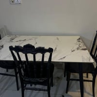 طاوله طعام • نضيفه • حي اور