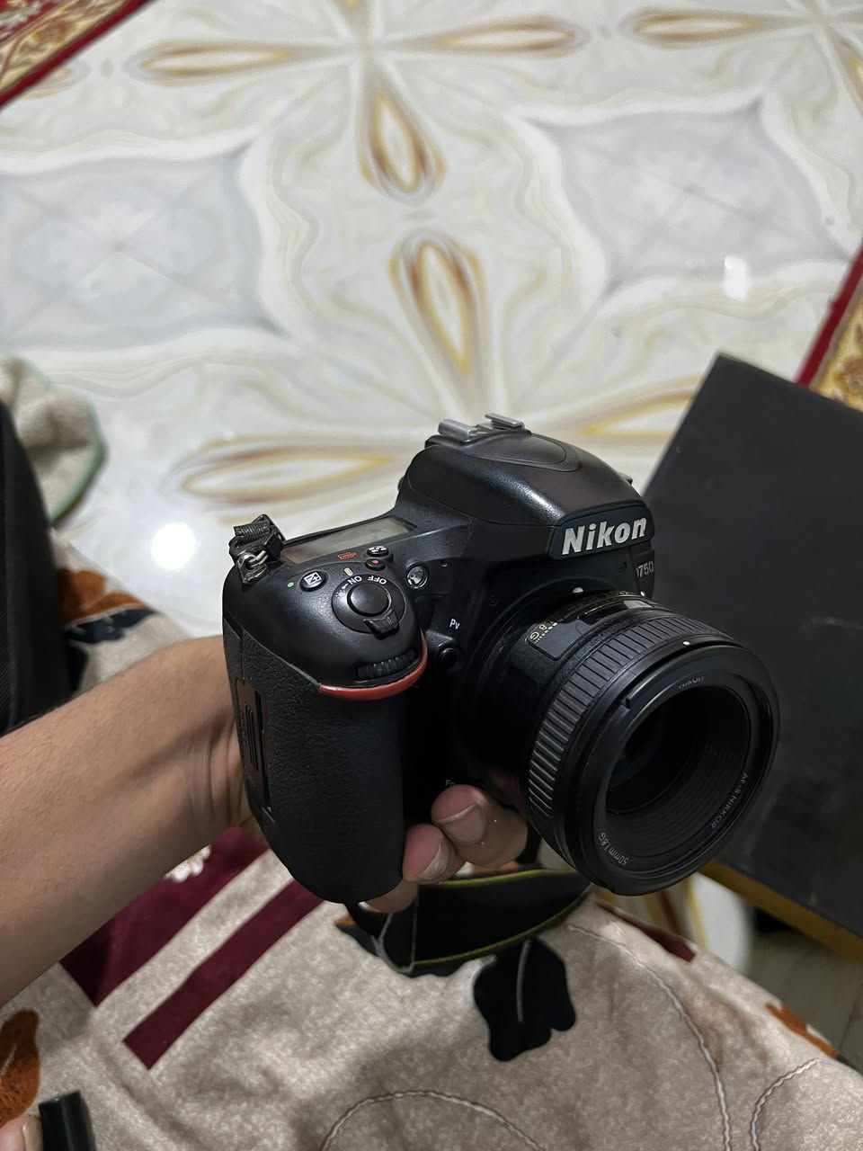 كامره نيكون 750دي
شتر اقل من70كي 
فقط البيع ناصريه واذ بغير محافظه تجي تستلم بيدك وتفحص 
تواصل ***********
